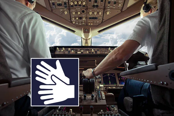 Vi ser två piloter i en cockpit.