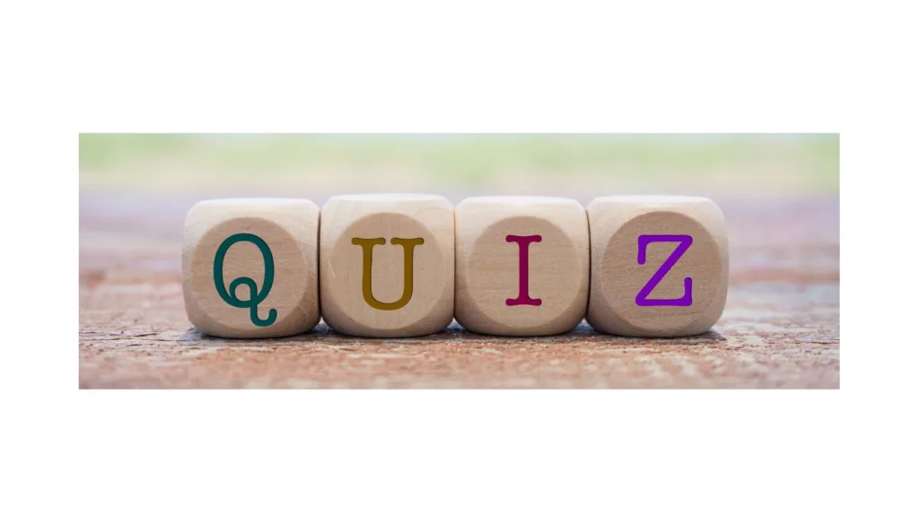 Ordet quiz. Texten står färg på naturfärgade tärningar. Bokstäverna är i olika färg.