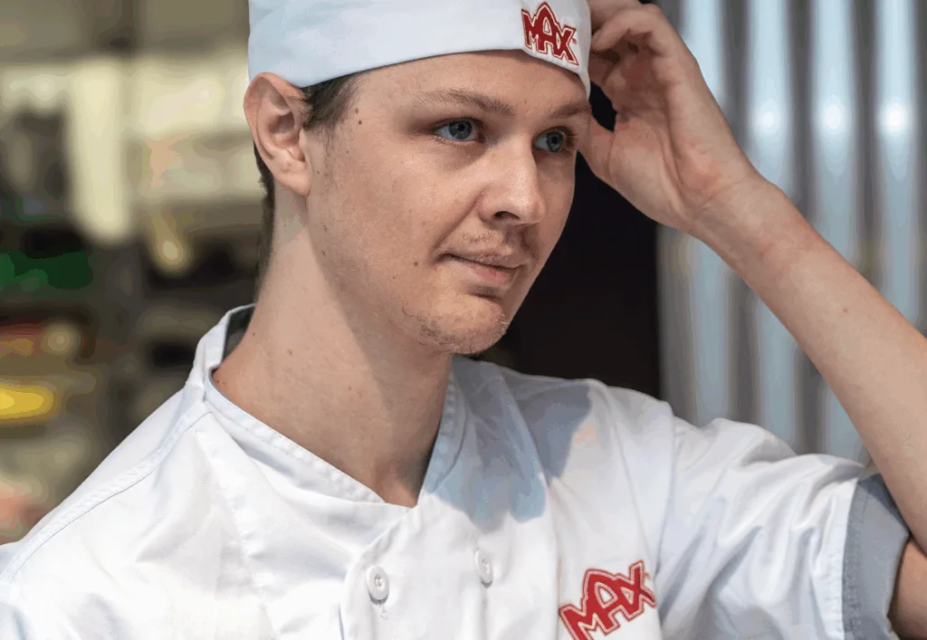 Kim Koskela i vita Max-kläder.