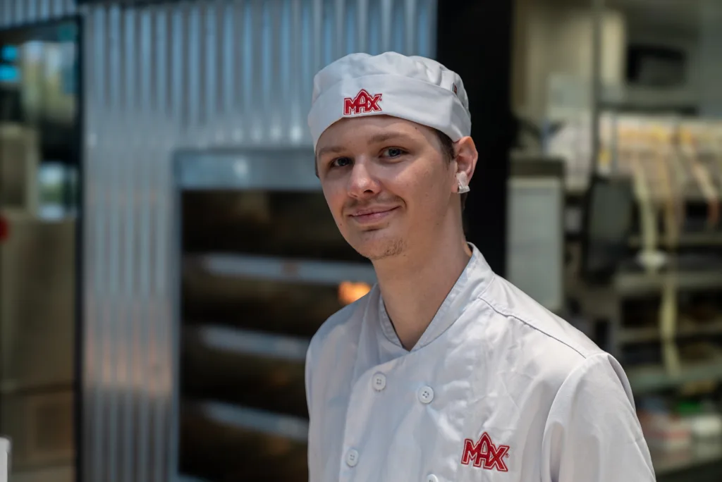 Kim Koskela i vita Max-kläder.