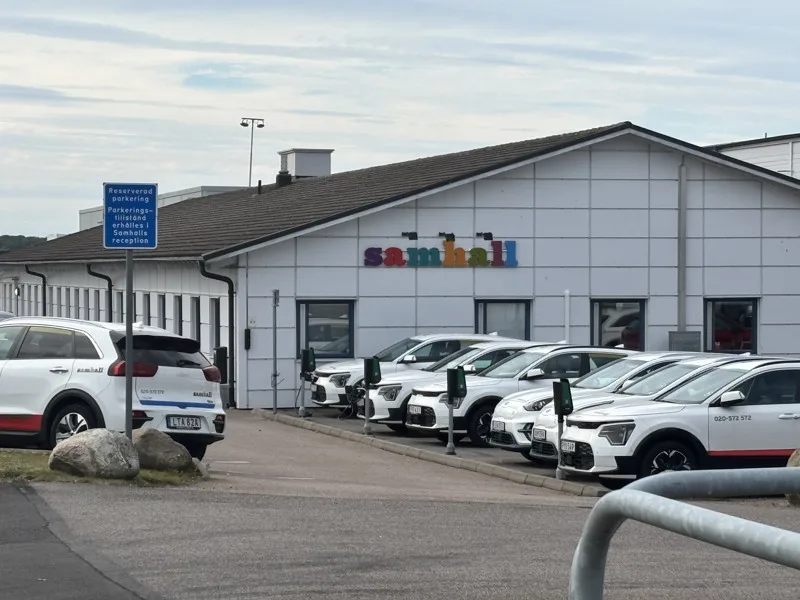 Extern bild på Samhall-byggnaden, Helsingborg. Parkerade bilar i förgrunden.